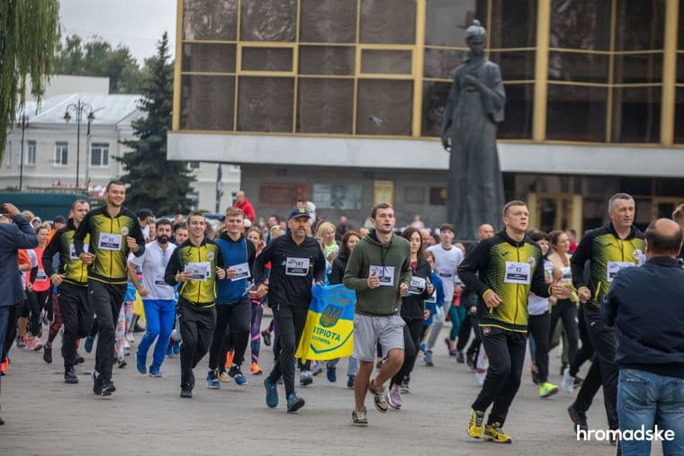 Старт забіга в пам’ять про загиблих військових у центрі Луцька. Аналогічні забіги, пройшли по всій Україні 28 серпня, в чергову річницю Іловайської трагедії