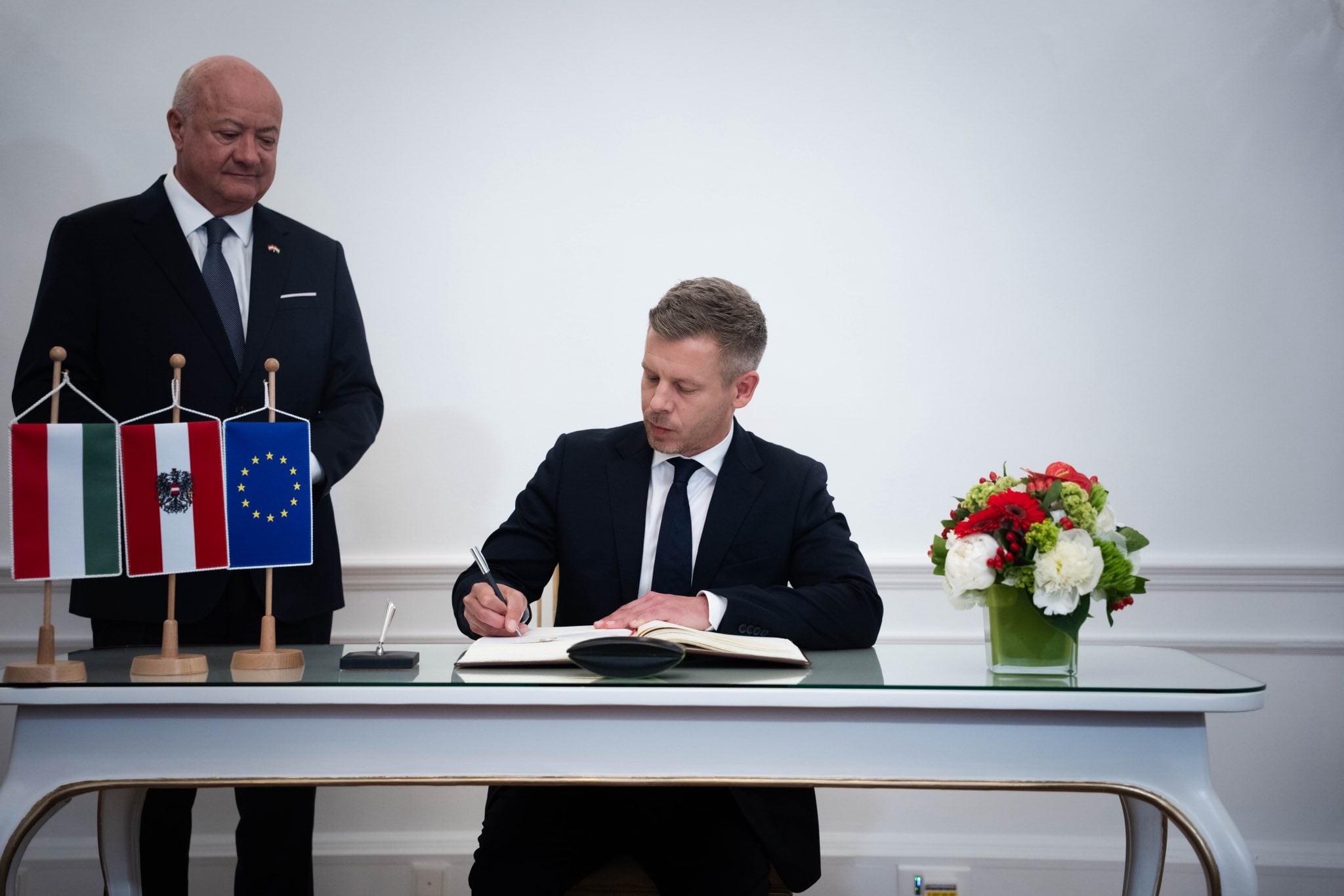 Hungría retira su veto a las negociaciones de adhesión de Ucrania y Moldavia a la UE; los aliados europeos planean un compromiso de paz con Rusia