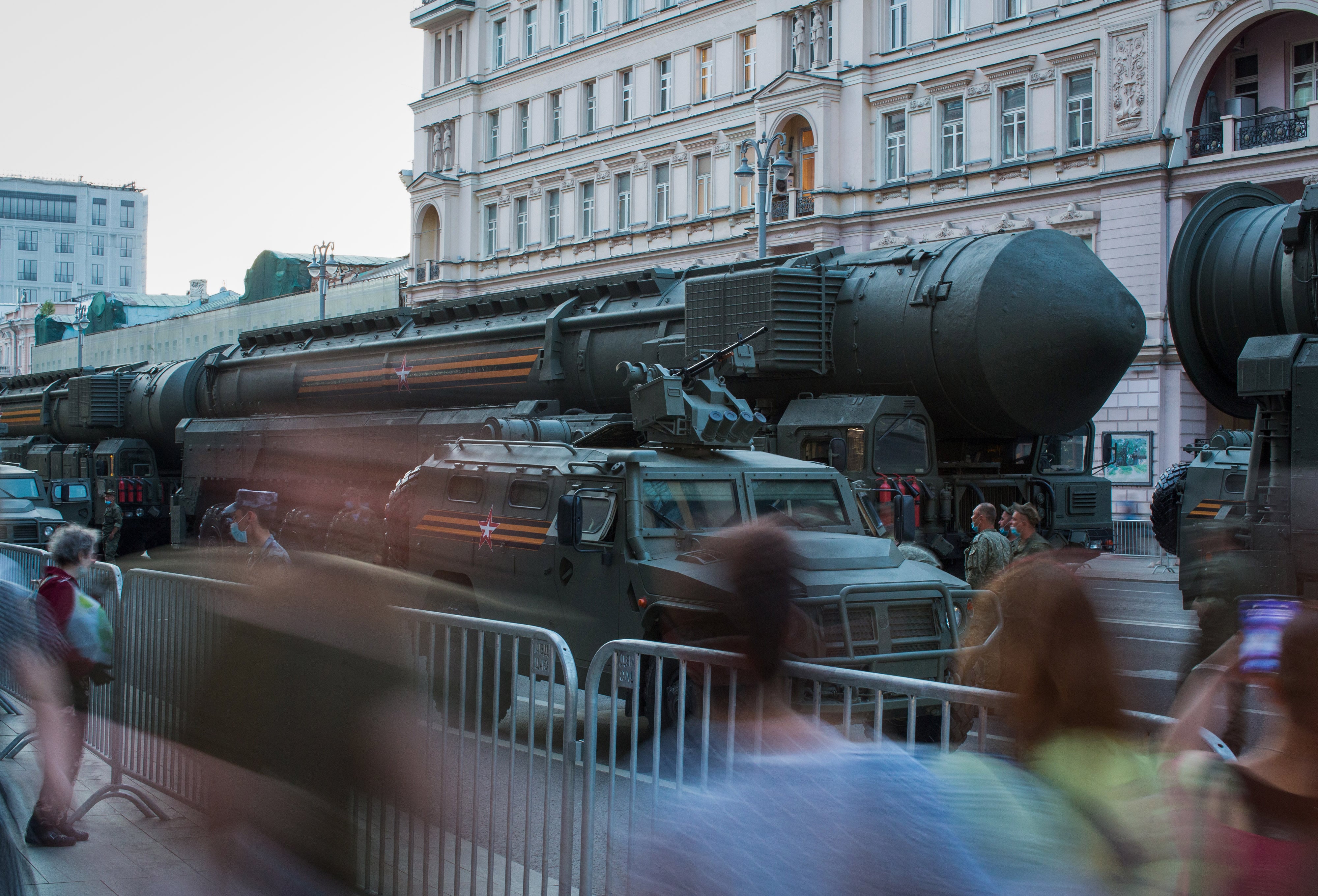 La UE iniciará negociaciones de adhesión con Ucrania y Moldavia; se señalan retirada militar de EE.UU. y preocupaciones por armas nucleares espaciales