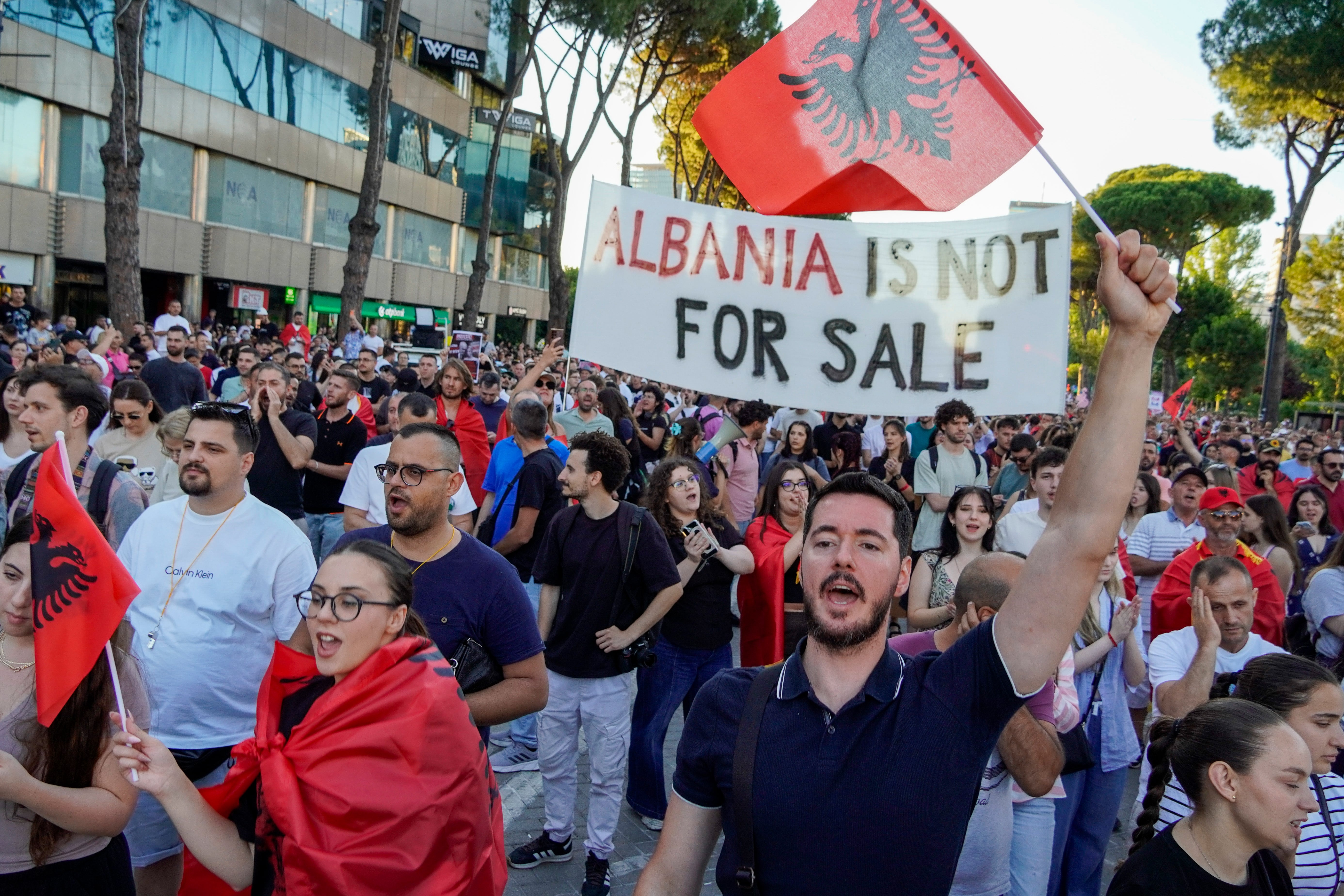 Albanien erlebt 'Flamingo-Revolution'-Proteste in Verbindung mit Trumps Schwiegersohn