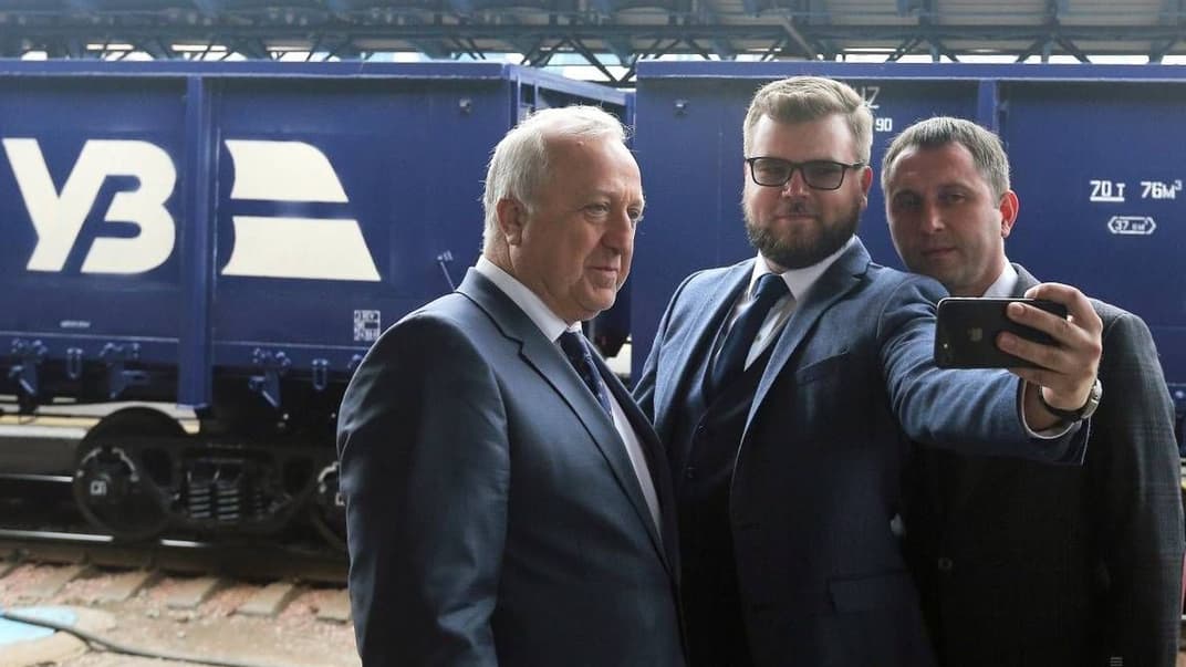 Голова Укрзалізниці Євген Кравцов (по центру) під час презентації оновленого логотипу Укрзалізниці у Києві, 27 вересня 2018 року