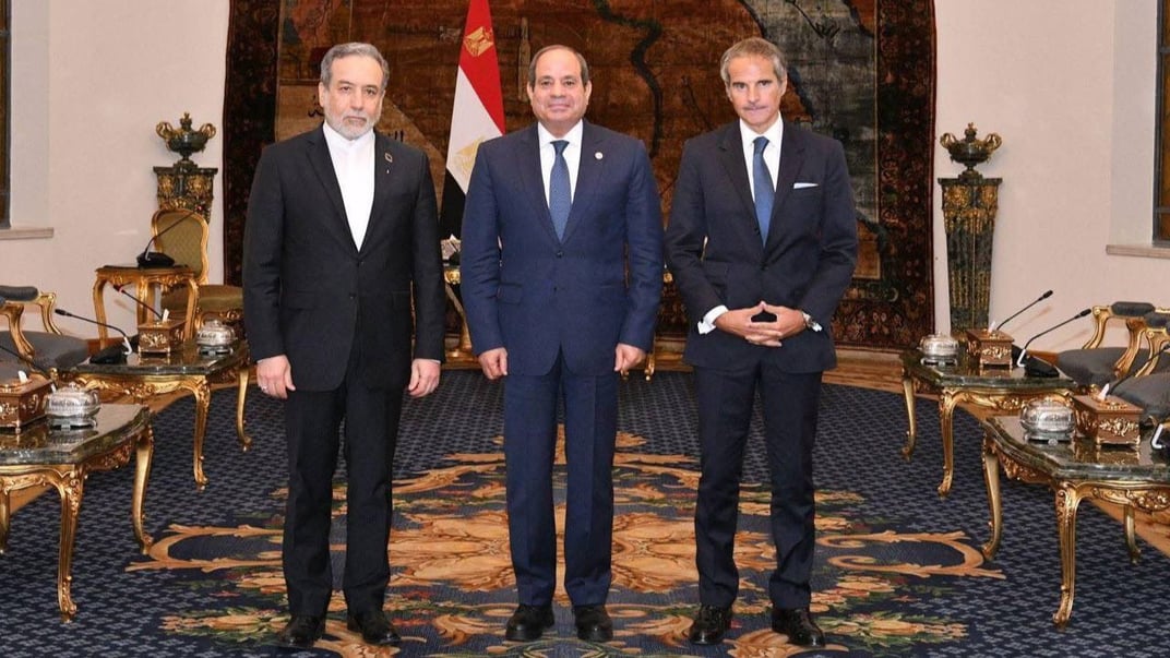 Міністр закордонних справ Ірану Аббас Аракч, президент Єгипту Абдель Фаттах Ас-Сісі та генеральний директор МАГАТЕ Рафаель Гроссі, 9 вересня 2025 року