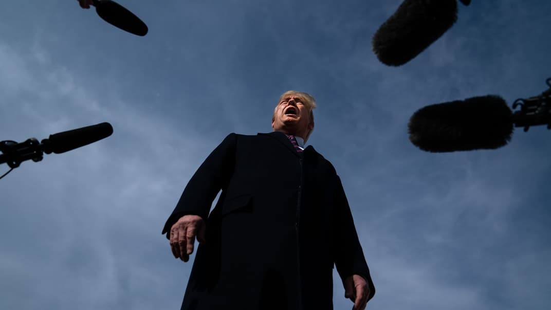 Президент США Дональд Трамп беседует с журналистами во время поездки на авиабазу Эндрюс, штат Массачусетс, 18 февраля 2020 года