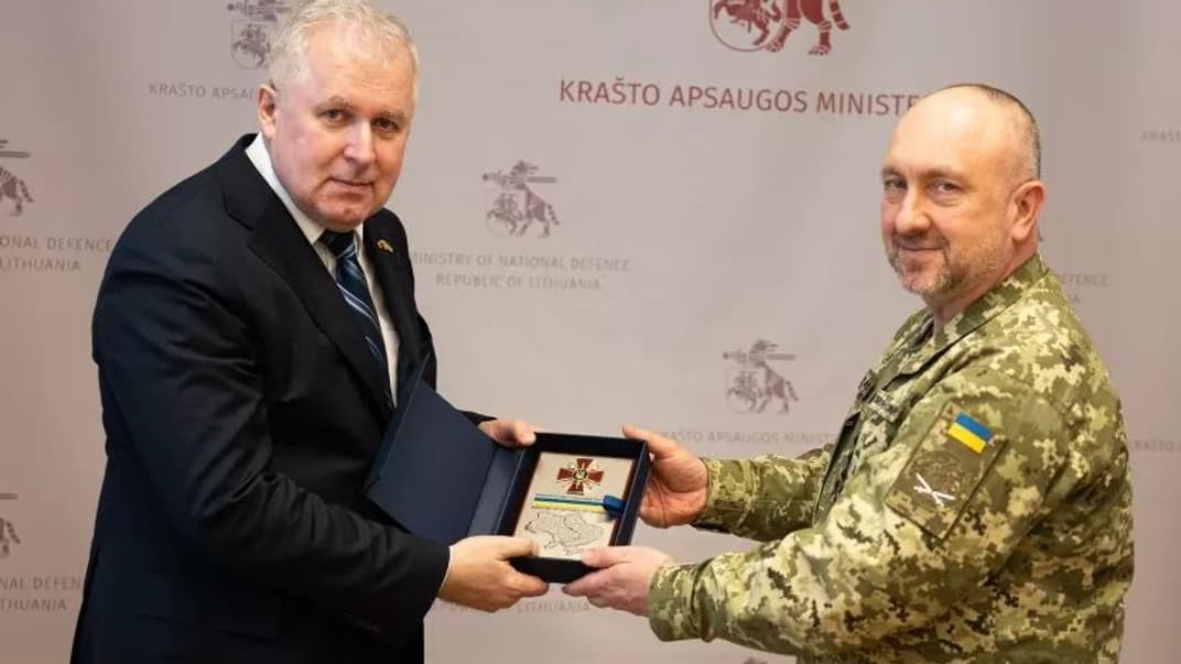 Міністр оборони Литви Арвідас Анусаускас та перший заступник міністра оборони України генерал-лейтенант Олександр Павлюк у Литві, 6 березня 2023 року