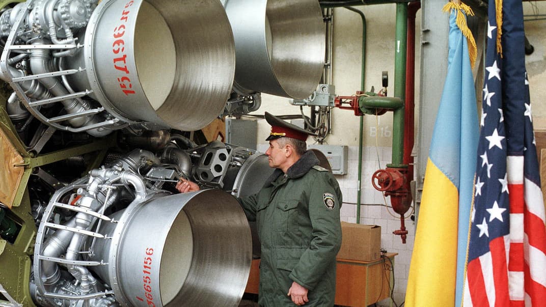 Украинский военный осматривает ядерную ракету SS-19 перед тем, как ее демонтируют в городе Днепр, Украина, 26 февраля 1999 года