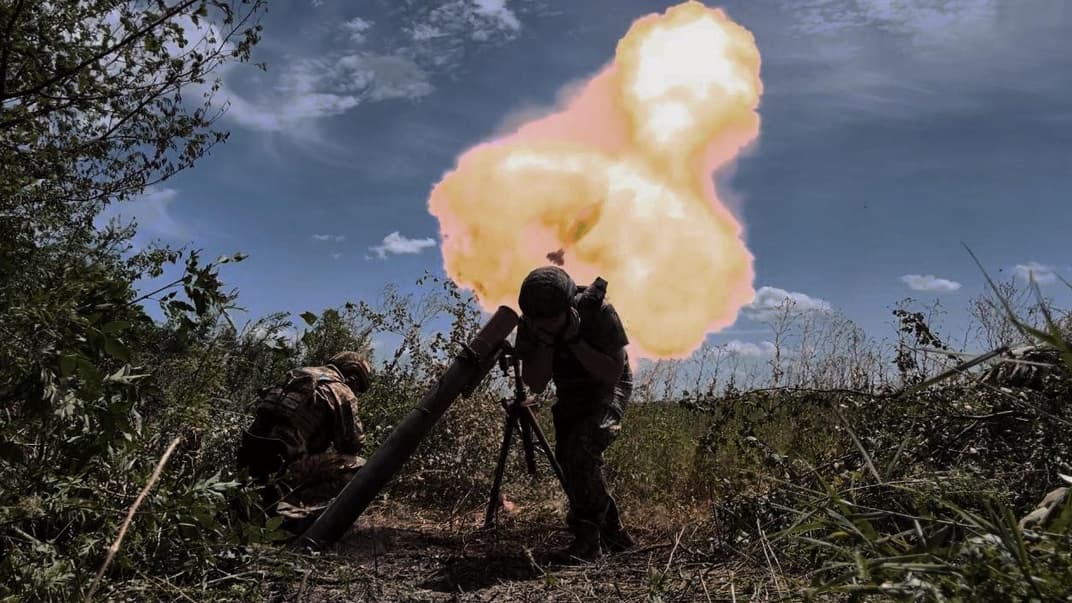 Українські військовослужбовці та техніка на полі бою