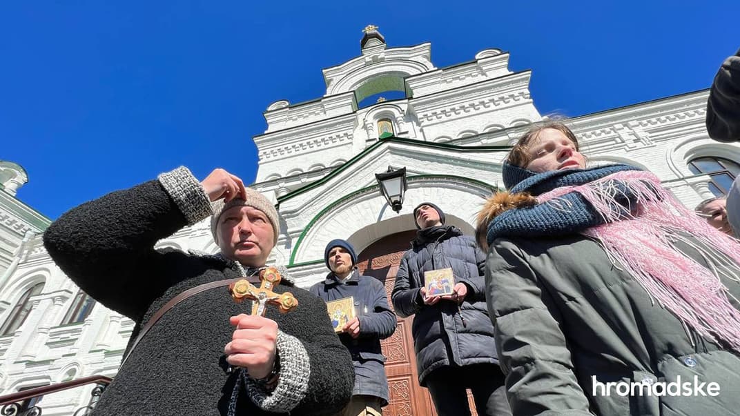 Верующие УПЦ МП возле Киево-Печерской лавры, 30 марта 2023 года
