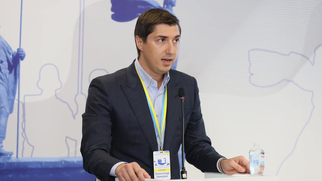 Чиновник КГГА, который был замечен в ресторане в комендантский час, написал заявление на увольнение