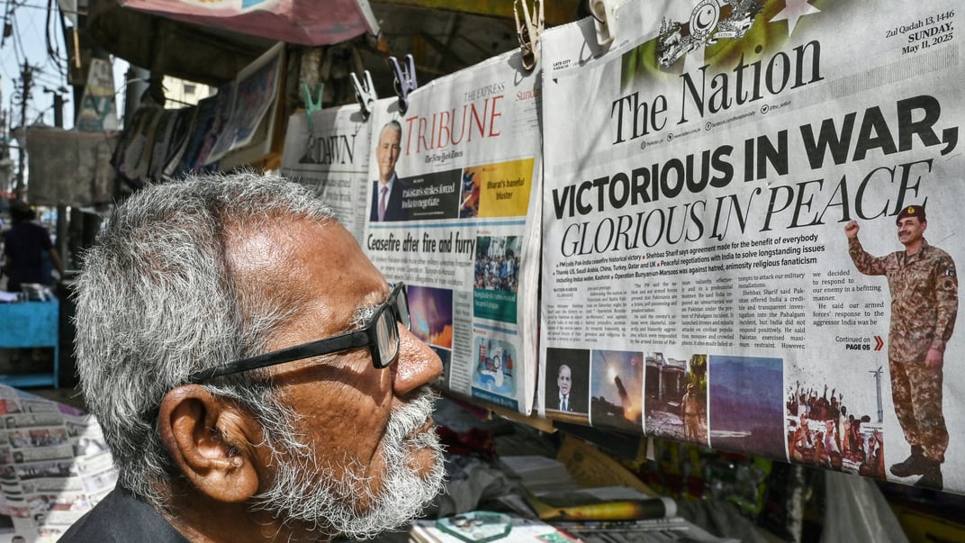 Чоловік читає ранкову англійську газету біля придорожнього кіоску в Карачі, Пакистан, 11 травня 2025 року