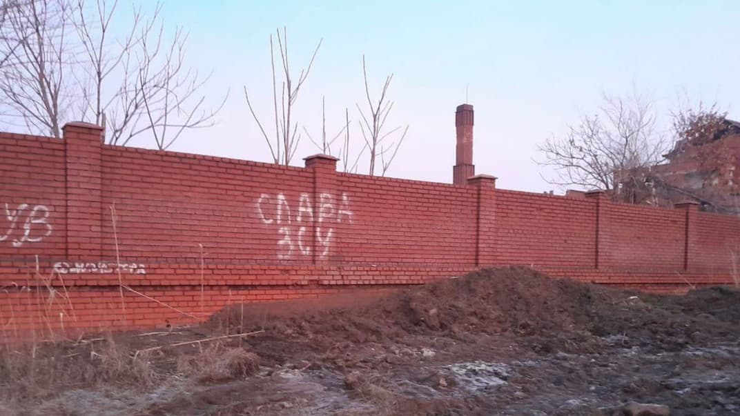 Напис «Слава ЗСУ» на стіні казарми росіян, Маріуполь