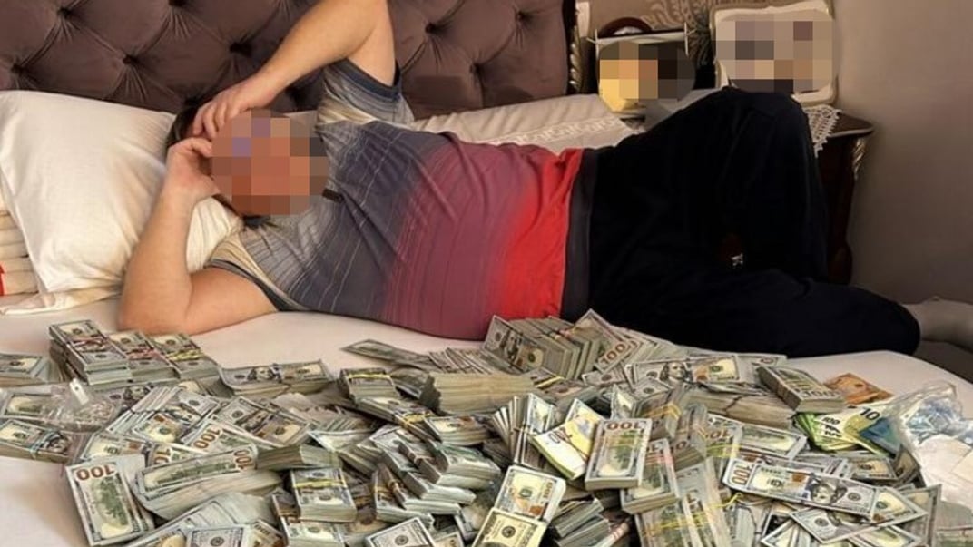 Разоблачение должностного лица на незаконном обогащении