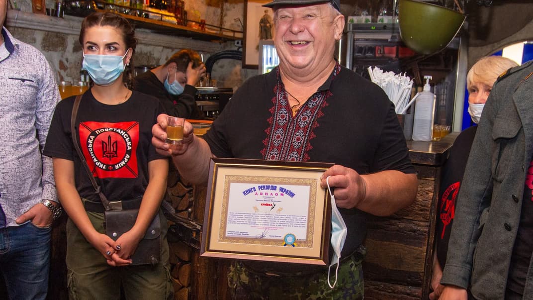 Працівник ресторану «Криївка» Микола з дипломом Книги рекордів України, 30 серпня 2021 року