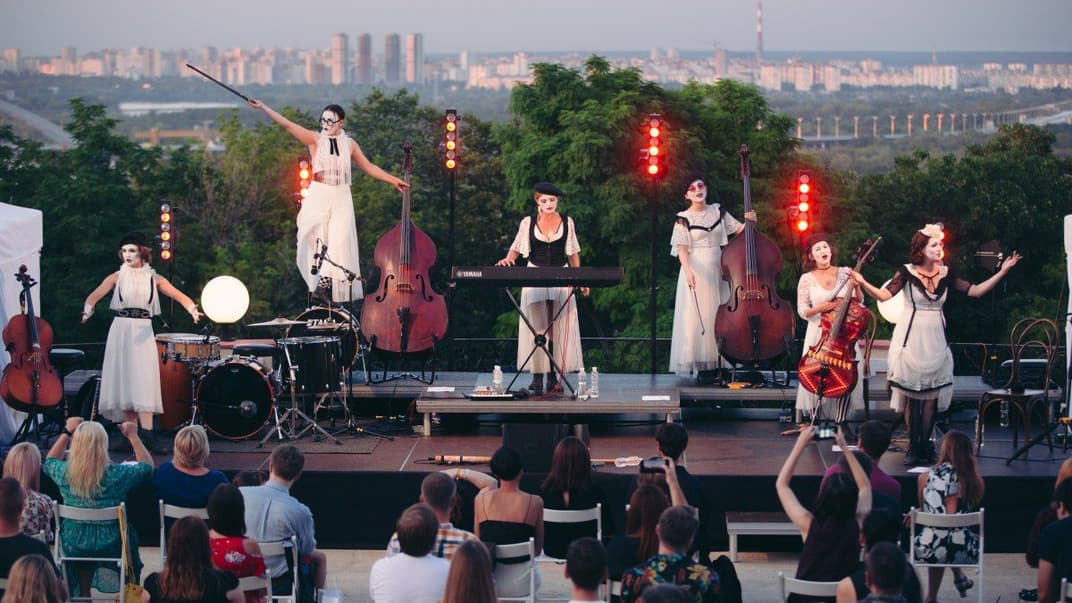 Концерт жіночого театрально-музичного гурту Dakh Daughters на терасі Всі Свої, у Києві, 4 серпня 2020 року.