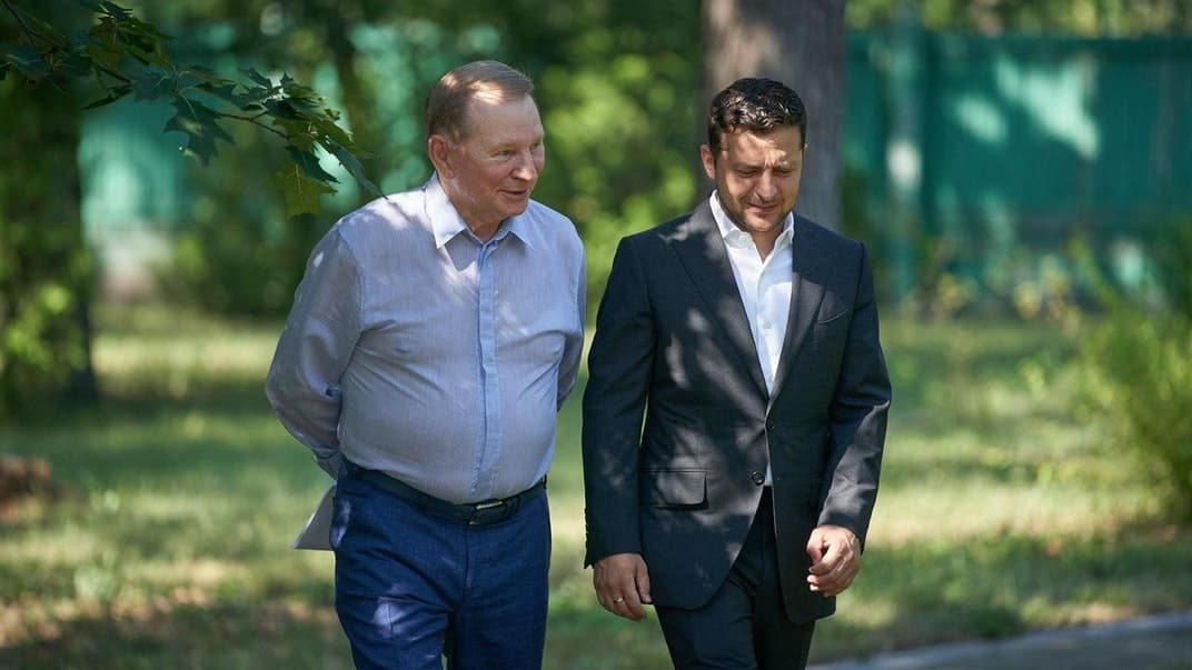 Голова української делегації у Тристоронній контактній групі з мирного врегулювання ситуації на Донбасі Леонід Кучма і  президент Володимир Зеленський