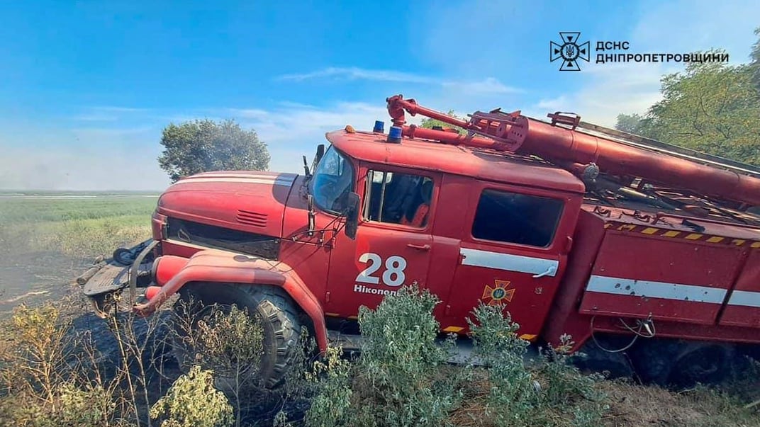 В Никопольском районе россияне направили дрон по спасателям, которые тушили пожар