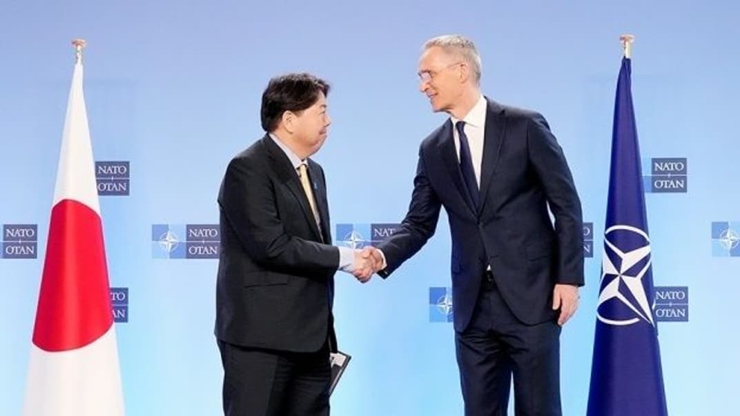 Министр иностранных дел Японии Ёсимаса Хаяси (слева) с генсеком НАТО Йенсом Столтенбергом, 5 апреля 2023 года