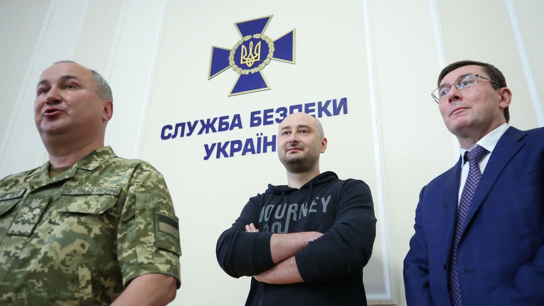 Зліва направо: глава СБУ Василь Грицак, журналіст Аркадій Бабченко та генпрокурор України Юрій Луценко під час брифінгу у Києві, де розповіли про інсценування, 30 травня 2018 року