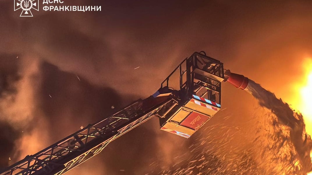 Спасатели тушат пожар после российской атаки, 26 сентября 2024 года