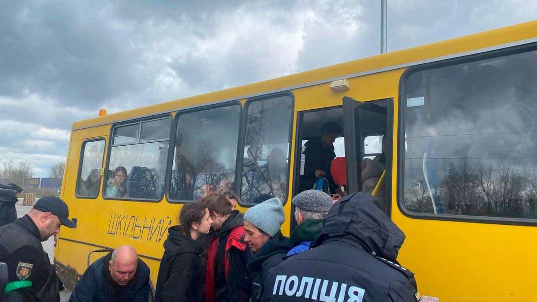 До Запоріжжя прибули евакуаційні автобуси з Маріуполя, 21 квітня 2022 року