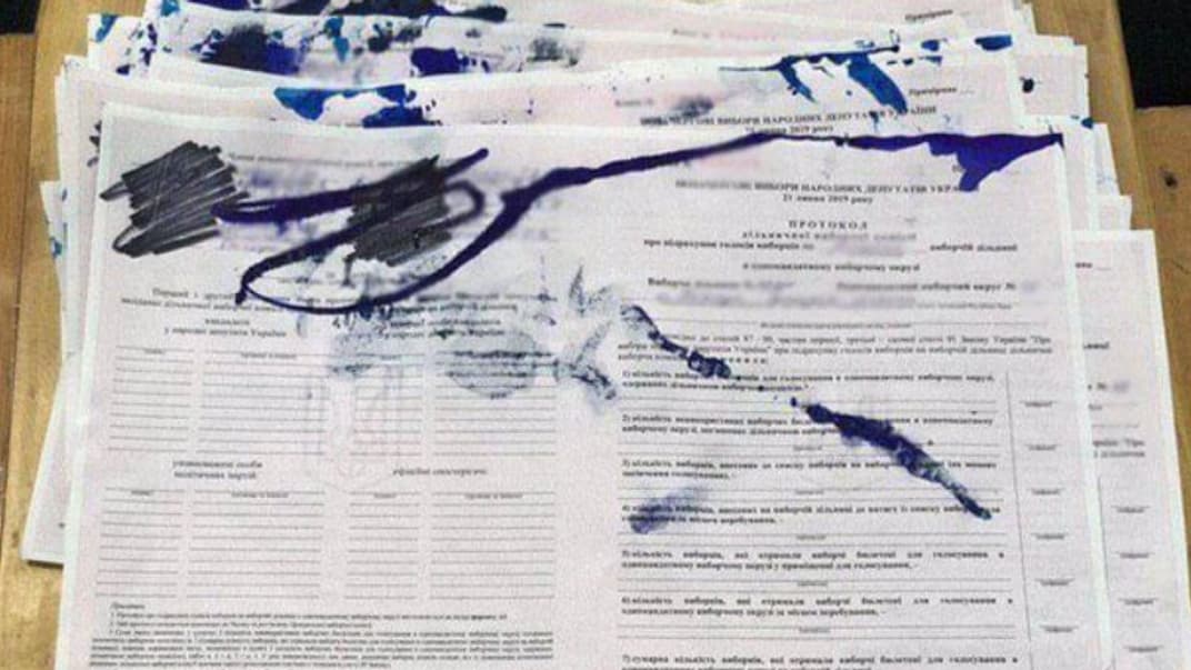 Вибори: у Бахмуті члени комісії підписали незаповнені бланки з підсумками результатів голосування