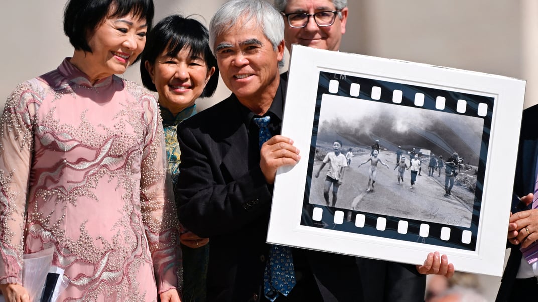 Фотограф Нік Ут тримає в руках фото, за яке отримав Пулітцерівську премію. Поруч — героїня знімка Кім Фук