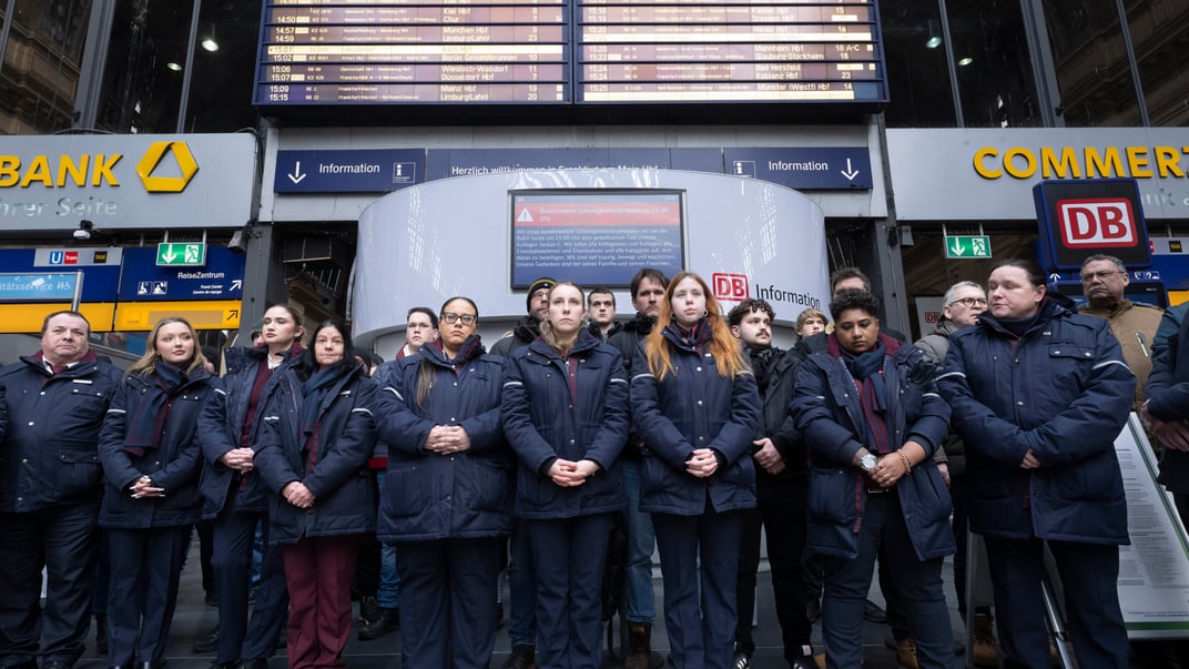 Працівники залізниці та співробітники федеральної поліції вшановують пам'ять провідника поїзда, який загинув після нападу в Німеччині
