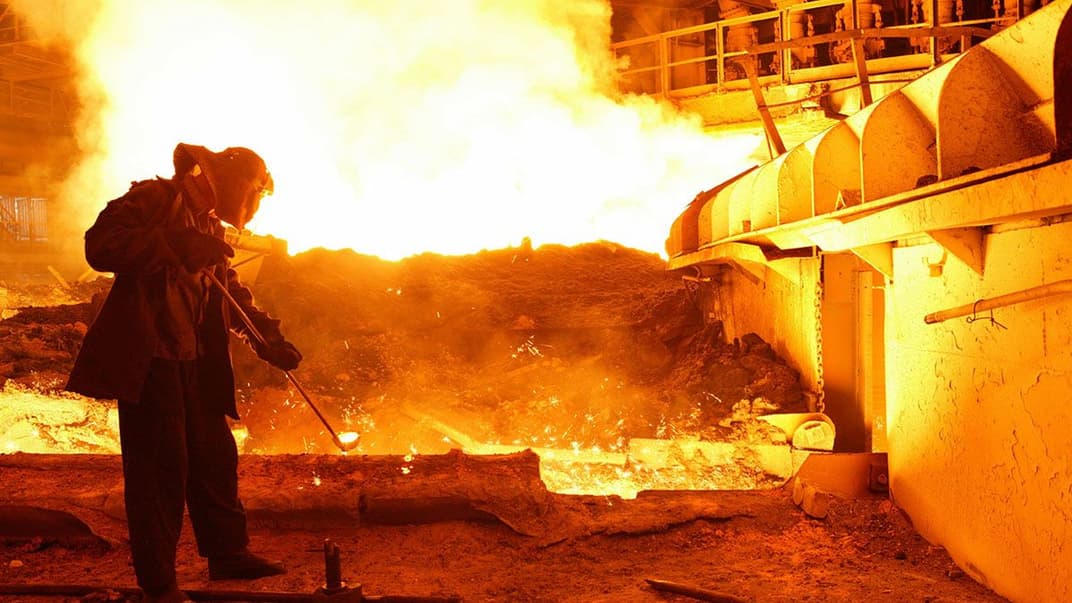 Рабочий-сталевар в одном из цехов металлургического комбината «АрселорМиттал» в Кривом Роге, Днепропетровская область, 22 июня 2006 года