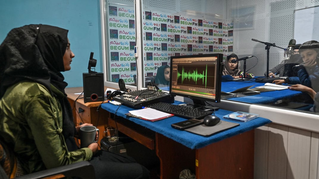 Студенти відвідують заняття на Radio Begum у Кабулі,  28 листопада 2021 року