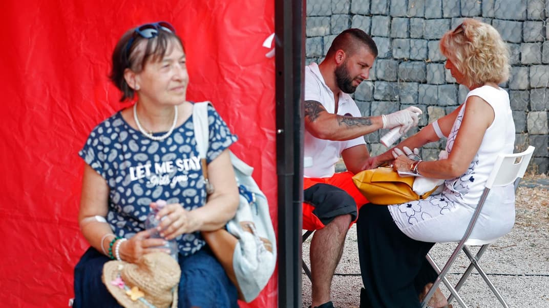 Медик берет кровь для анализа на антитела, Будапешт, Венгрия, 8 июля 2021 года