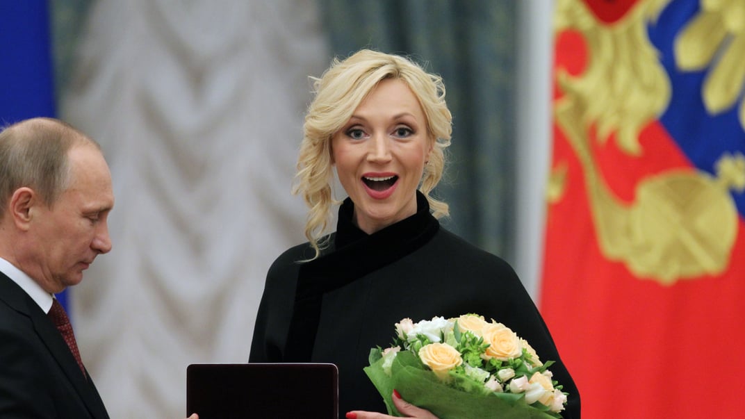 Глава росії володимир путін тисне руку співачці Крістіні Орбакайте під час церемонії вручення державних нагород у кремлі, 25 грудня 2013 року