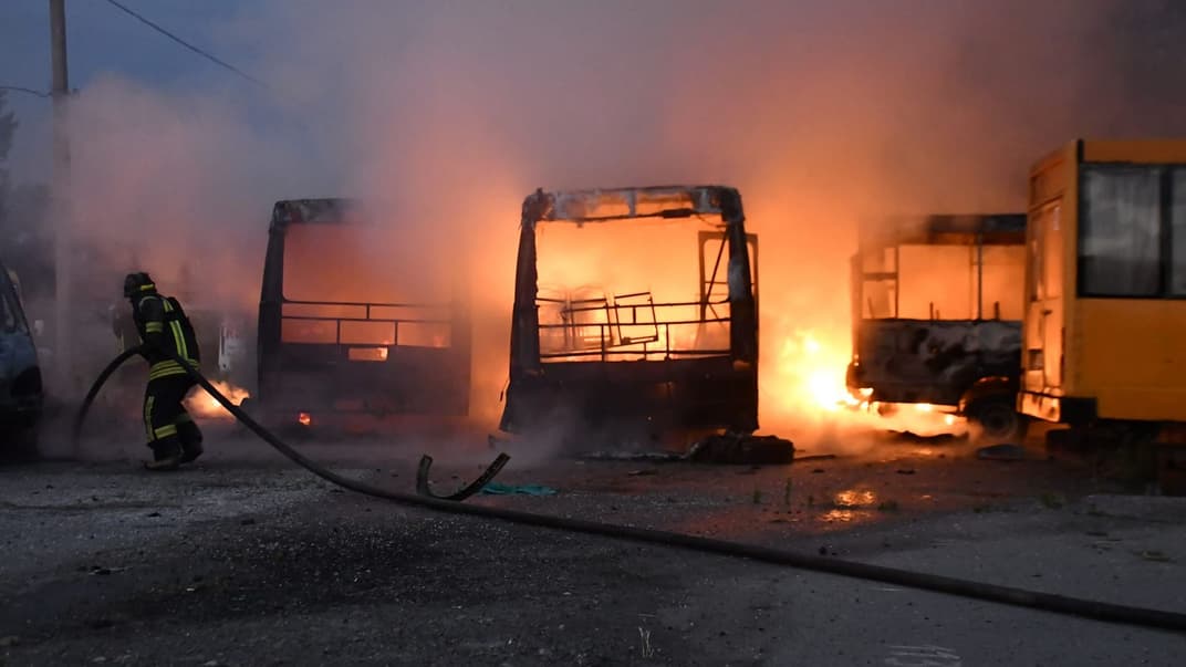 россияне ночью обстреляли Херсон: горели маршрутки, повреждена техника спасателей