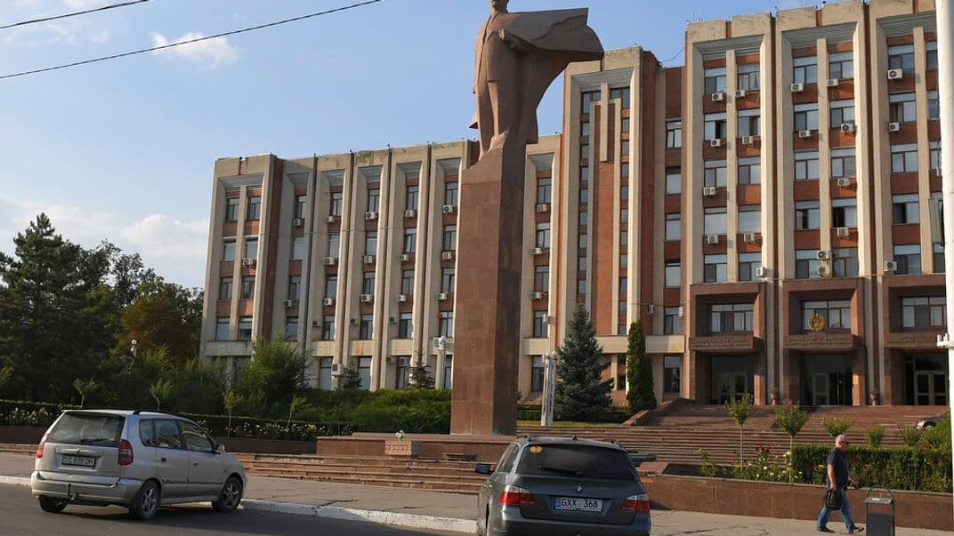 Памятник ленину на главной площади Тирасполя
