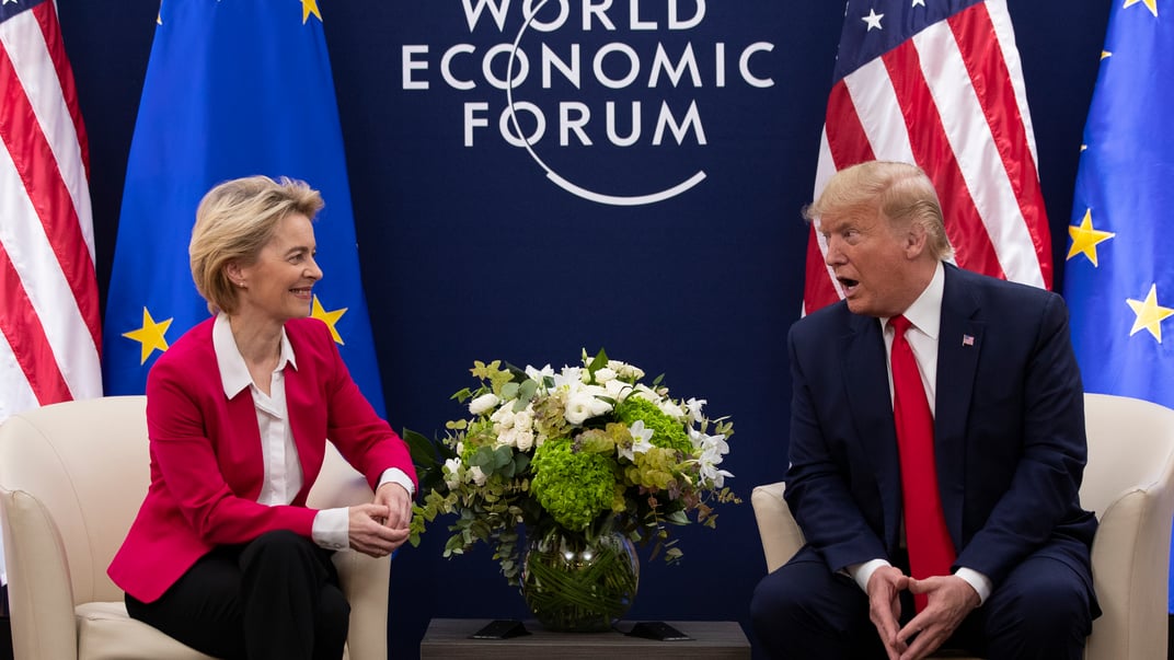 Тодішній президент Дональд Трамп та президентка Європейської комісії Урсула фон дер Ляєн на Всесвітньому економічному форумі в Давосі, Швейцарія, 21 січня 2020 року