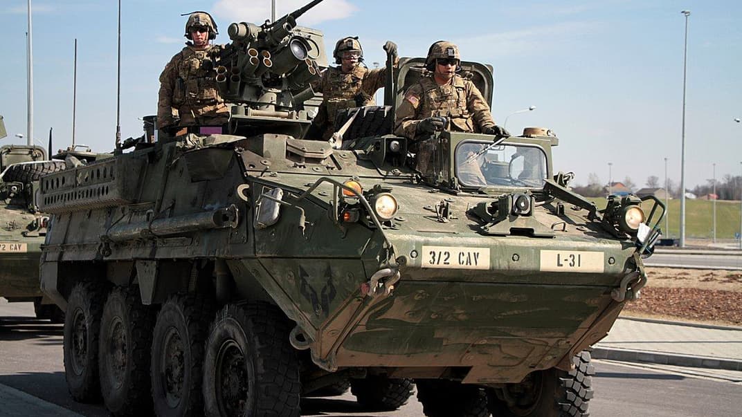 Иллюстративная фотография. Американские солдаты на Stryker