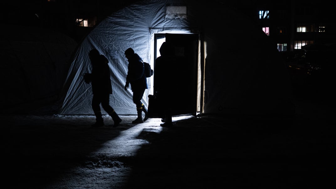 Ілюстративне фото. Люди виходять з «Пункту незламності» в Києві, Україна, 17 січня 2026 року