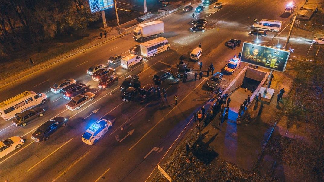 Унаслідок зіткнення з BMW, автомобіль Subaru перекинувся 4 рази, зачепивши 8 автомобілів.