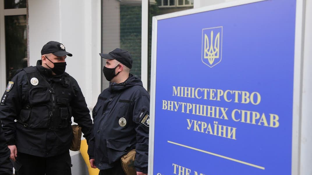 Полицейские в медицинских масках во время карантина у здания Министерства внутренних дел в Киеве, 28 мая 2020 года