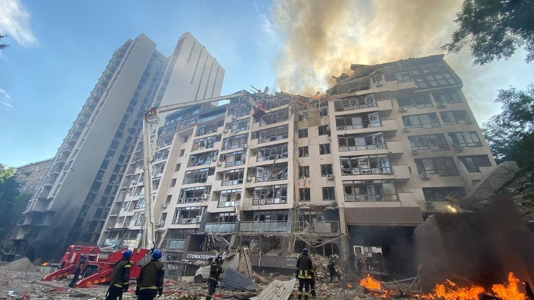Спасатели тушат пожар в многоэтажке, в которую попали российские снаряды, Киев, 26 июня 2022 года