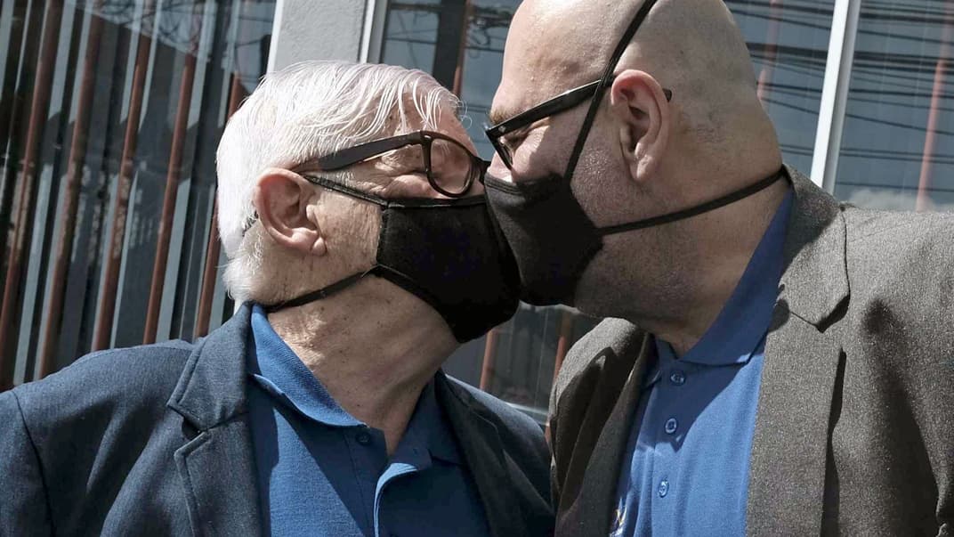 76-річний активіст Марко Кастільйо (зліва) зі своїм чоловіком Родриґо Кампосом поцілувалися після укладання шлюбу в Сан-Хосе, Коста-Рика, 26 травня 2020 року