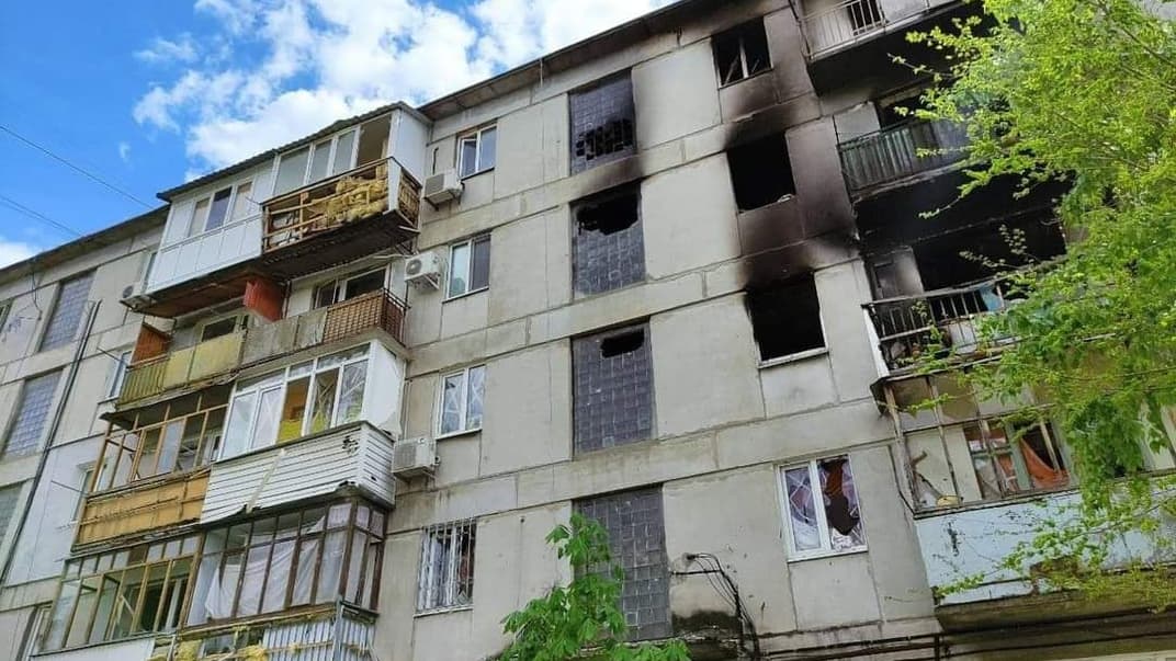 Наслідки російських обстрілів: пошкоджений багатоквартирний будинок на Луганщині
