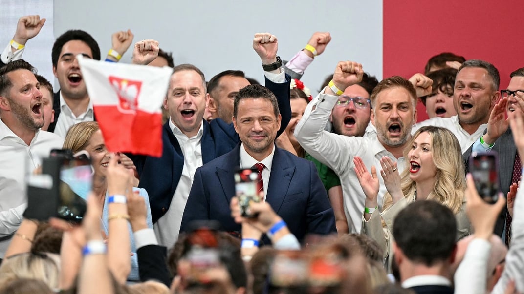 Рафал Тшасковський вітає своїх прихильників після оголошення результати екзитполів, 1 червня 2025 року