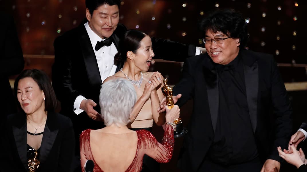 «Оскар» вручают режиссеру Пон Джун Хо за фильм «Паразиты»