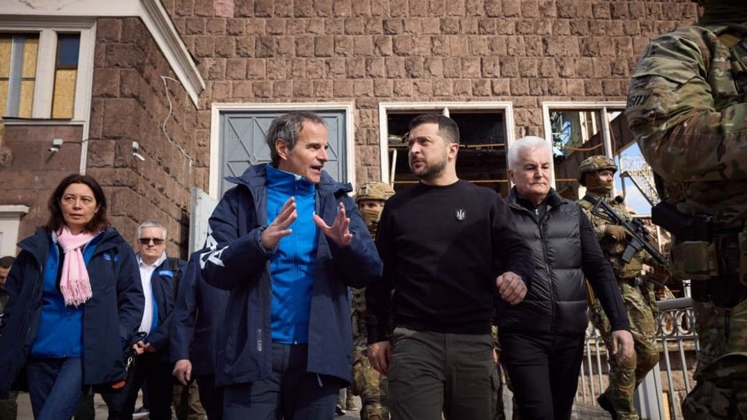 Рафаэль Гросси и Владимир Зеленский во время встречи на Днепровской ГЭС в Запорожье, 27 марта 2023 года