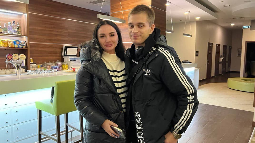 Богдан Єрмохін разом із сестрою в аеропорту Мінська