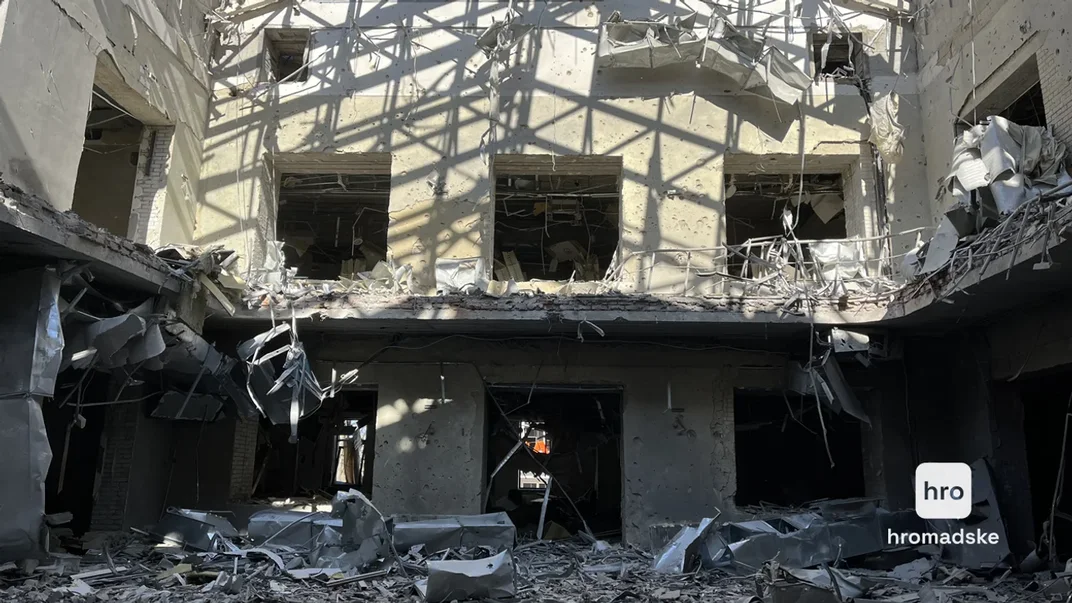 Приміщення конгрес-центру Сумського державного університету після російського удару 13 квітня 2025 року