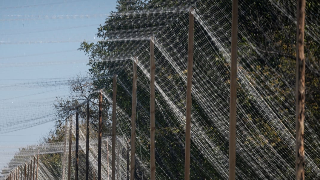 Антидронова сітка над дорогою Антидронова сітка над дорогою