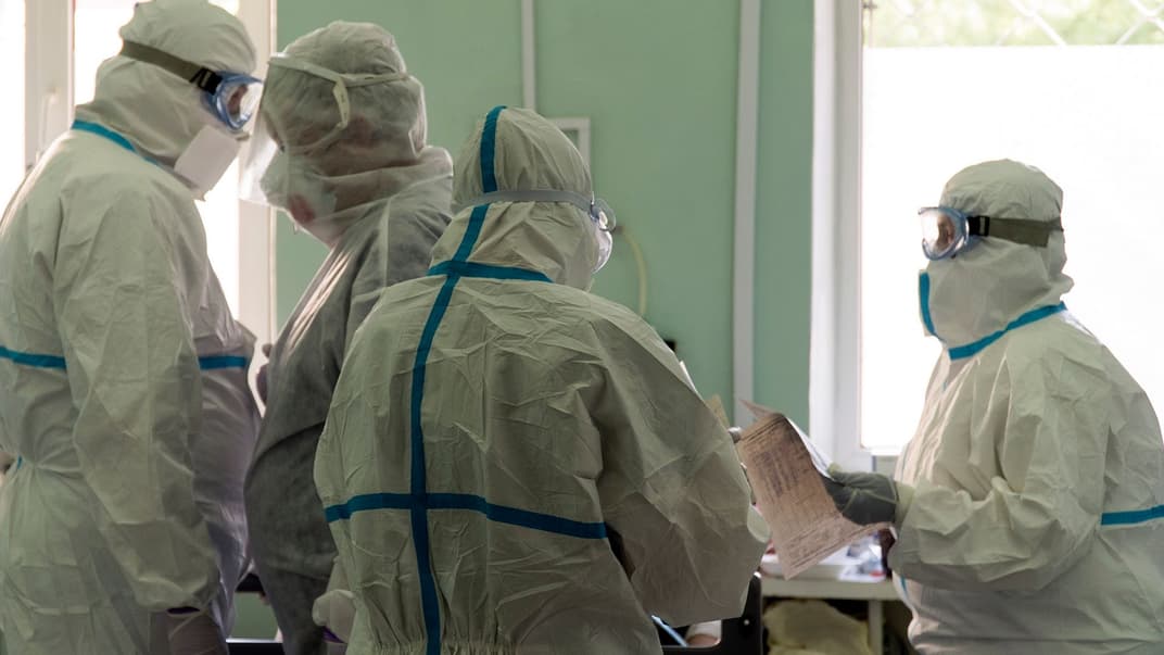 Медики работают в палате реанимационного отделения Черновицкой областной больницы, Черновцы, 5 мая 2020 года