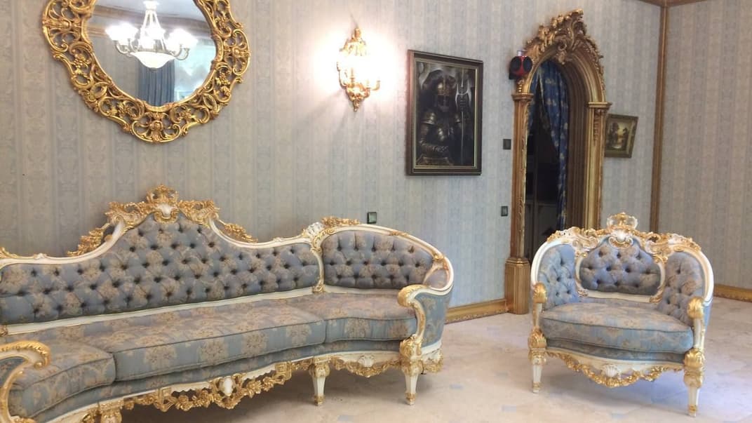 Один из домов в Конча-Заспе, из которого выселили чиновника времени президента Леонида Кучмы. Он оставил часть мебели, телевизор за 30 тысяч евро и позолоченную арку за 50 тысяч евро