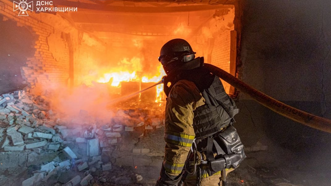 Пожежники гасять загоряння після російського обстрілу Харкова