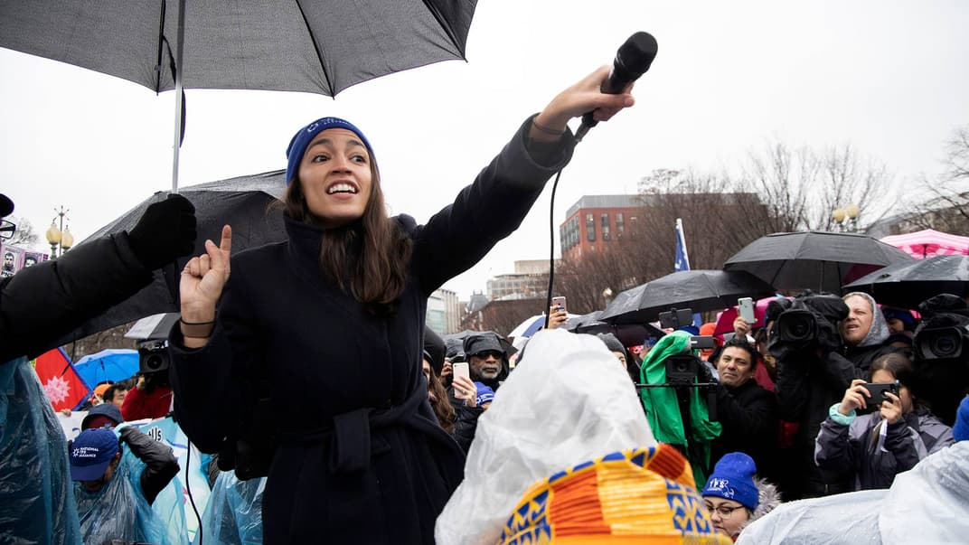 Конгресменка США від партії демократів Александрія Окасіо-Кортес виступає під час акції протесту біля Білого дому у Вашингтоні, США, 12 лютого 2019 року